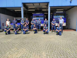 Bundestagskandidatin Anna-Maria Bischof (li.) und Bürgermeister Hartmut Spogat (re.) empfangen die THW-Rückkehrer aus dem Hochwassergebiet bei Ahrweiler. Foto: CDU