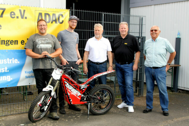 Der MSC kann den Nachwuchs jetzt mit Elektroantrieb auf Trial-Fahrt schicken. Zur Übergabe des Elektro-Bikes trafen sich (v.li.): Matthias Himmelmann, Philipp Becker, Klaus Siemon, Rene Burkard (ADAC), Franz Pickenhahn. Foto: MSC Melsungen