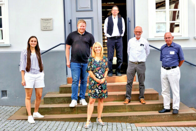 Treffen am Haus der Geschichte (v.li.): Marianna Hofmeier von der FDP Homberg, Bundestagskandidat Bastian Belz, Landtagsabgeordnete Wiebke Knell, Michael Toscher aus dem Haus der Geschichte, Bernd Herbold aus dem Haus der Reformation und Alfred Uloth von der Burgberggemeinde Homberg. Foto: nh