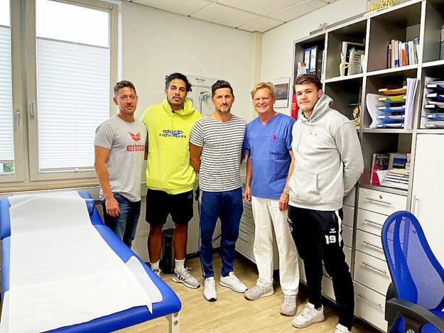 Physiotherapeut René Kagel begleitete André Gomes, Alexander Petersson (v.li.) und Elvar Örn Jonsson (re.) in die Orthopädisch-chirurgische Praxisklinik von Dr. Rauch (2.v.re.) in Kassel. Foto: nh