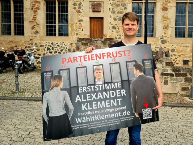 Nur insgesamt 50 Wahlplakate hängen in Frankenberg, Fritzlar, Homberg, Melsungen und Schwalmstadt, die alle mit einem individuellen Spenden-QR-Code versehen sind. Foto: Lisa-Marie Klement