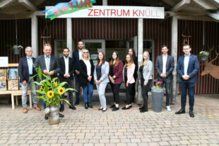 Freuen sich über die erfolgreich absolvierte Ausbildung (v.li.): Leiter der Zentralverwaltung Dirk Siebert, Landrat Winfried Becker, Melih Uludaq, Mark Aschenbrenner, Carmen Ziegler, Larissa Krüning, Lena Dörrbecker, Jessica Ziegler, Hanna Hilgenberg, Lara Eckhardt, Leiter der Personalentwicklung Tobias Heipel und Personalratsvorsitzender Florian Geißer. Foto: Philipp Klitsch | Kreisverwaltung Schwalm-Eder
