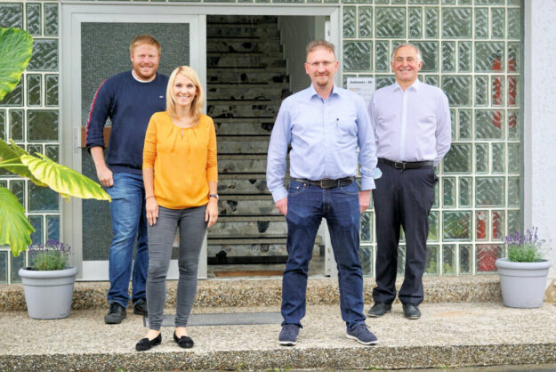 FDP Bundestagskandidat Bastian Belz, FDP-Landtagsabgeordnete Wiebke Knell, Georg Wölfel Geschäftsführer Fa. Vukovil und Stadtrat Frank Sinning (v.li.). Foto: nh