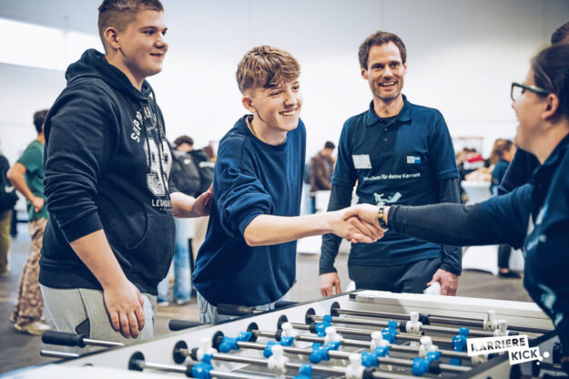 Kickern vor dem Vorstellungsgespräch – die potenziellen Fachkräfte sowie Enrico Gaede, IHK-Teamleiter Bildungsberatung, sind seit dem ersten Karriere Kick vom Kennenlern-Format überzeugt. Foto: N. N. | IHK Kassel-Marburg