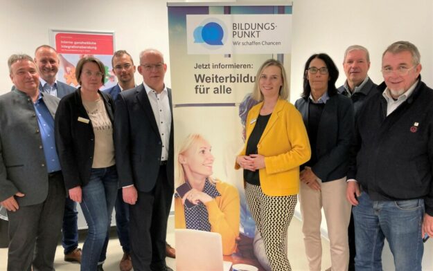 Offizielle Eröffnung des Bildungspunktes für den Schwalm-Eder-Kreis in Homberg mit (v.li.) Richard Franz (Leiter Fachbereich Bildung bei der Kreishandwerkerschaft), Eugen Knoth (Regionalbeauftragter IHK), Elke Klugescheid (Teamleiterin Arbeitsagentur), Stefan Ulrich (stellvertretender Geschäftsführer Jobcenter), Jürgen Kaufmann (Erster Kreisbeigeordneter), Petra Kern (Leiterin Agentur für Arbeit Korbach), Susanne Shera (Vhs-Programmbereichsleitung), Franz Drescher (Vhs-Leitung) und Martin Isken (Bildungscoach Wirtschaftsförderung). Foto: N.N. | Agentur für Arbeit Korbach)