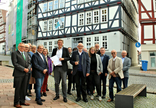 Vor dem Haus der Geschichte: Vertreter der Stadt, der Arbeitsgemeinschaft Deutsche Fachwerkstädte, der Vereine und des Architekturbüros Hess. Sie alle freuen sich über die Auszeichnung für herausragende Fachwerksanierung. Foto: Uwe Dittmer