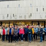 Die Besuchergruppe vor dem Hessischen Landtag in Wiesbaden. Dort gewährte Wiebke Knell ihren Gästen Einblicke in die politische Arbeit in der Landeshauptstadt. Foto: N.N. | FDP Wahlkreisbüro