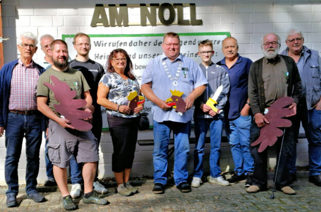 Thomas Müller (5.v.li.) hat den Vogel abgeschossen und ist nun Schützenkönig. Weiter sind in seinem Hofstaaat (v.li.) Wilfried Ide, Reiner Berg (verdeckt), Christian Lohr, Ilona Stern, [Thomas Müller], Silas Hehlgans, Horst Günther, Hermann Döring und Günther Hübler. Foto: N.N. | Schützengilde 1884