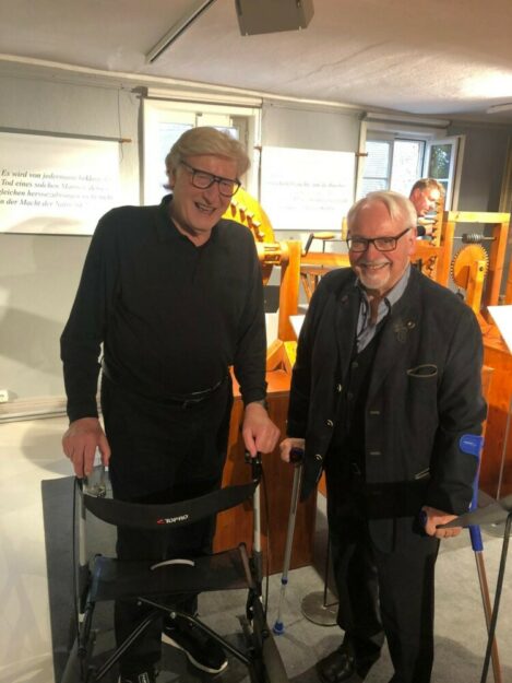 Zwei Museumsurgesteine freuen sich über das Publikumsinteresse an der Ausstellung: Konrad Nachtweih (li.) und Dr. Friedhelm Häring. Foto: N.N. | WTS, Stadt Schwalmstadt