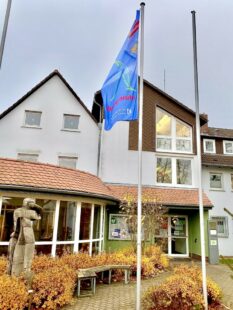 Fahne „frei leben ohne Gewalt“ vor dem Rathaus in Willingshausen-Wasenberg. Foto: N.N. | Gemeinde Willingshausen