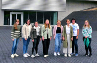 Von links: Clara Ebener, Julie-Fleur Schnierer, Ann-Sophie Haas, Catharina Löwer, Josephine Götz, Amelie Warth (alle Studentinnen) sowie Birgit Krug und Michaela Spruck (beide Schwalm-Eder-Kreis). Foto: N.N. | Kreisverwaltung Schwalm-Eder