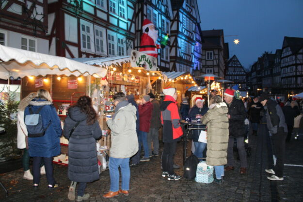 Das Stelldichein nach Feierabend am Glühweinstand ist nach wie vor beliebt. Foto: Uwe Dittmer