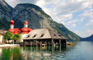 Wer gerne einmal die Wallfahrtskirche und das Bootshaus von Bartholomä am Königssee sehen möchte, könnte das im Rahmen der nächsten alpinen Wanderfreizeit erleben. Am 25. Februar ist Anmeldestart bei den Jugend- und Freizeiteinrichtungen des Schwalm-Eder-Kreises. Foto: kordula vahle | Pixabay
