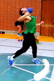 Luca Kunkel verfehlte im Kugelstoßen nur knapp die 12m-Marke. Foto: Alwin Wagner