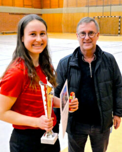 Linea Zilke wurde von Hans-Jörg Engler mit dem Pokal für die beste Dreikampfleistung bei den Frauen und der weiblichen Jugend geehrt. Foto: Alwin Wagner