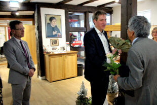 Zu den ersten Gratulanten nach gehört Hombergs Bürgermeister Dr. Nico Ritz. Foto: Uwe Dittmer