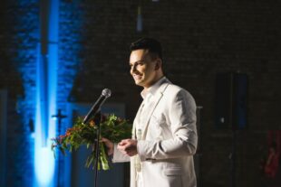 Oswald Musielki singt weihnachtliche Weisen auf dem Paradeplatz. Foto: N.N. | WTS, Stadt Schwalmstadt