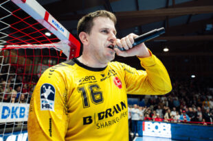 MT-Torwart Nebojsa Simic bleibt dem nordhessischen Handball-Bundesligisten treu. Der Publikumsliebling hat seinen Vertrag vorzeitig bis zum Ende der Saison 2028/29 verlängert. Foto: Alibek Käsler