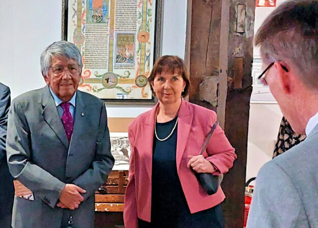 Dr. Francisco German Canaviri Grandon erhält die Bundesverdienstmedaille. Seine Frau Ulrike freut sich mit ihm. Foto: Uwe Dittmer