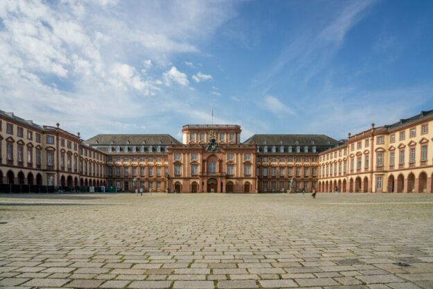 Das barocke dreiflügelige Schloss Mannheim war einst Residenz der Kurfürsten von der Pfalz. Erbaut wurde es 1720 im Auftrag von Karl Philipp von der Pfalz nach einem Entwurf von Jean Clemens Froimon. Sehenswerte Baukörper sind das Treppenhaus, der Rittersaal und das Kaiserliche Quartier. Seit 1967 ist das Schloss Mannheim Sitz der Universität. Foto: Leonhard Niederwimmer | Unsplash