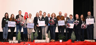 Jahrestreffen Tourismus 2025 (v.li.): ♦ Green Trails: Stefanie Hölzinger, Corinna Dilling, Matthias Schäfer (Abteilungsleiter Fachbereich Sport) ♦ Renthof Kassel: Ilka Perlwitz, Jasmin Ohlendorf (Hoteldirektion) (ebenfalls auf dem Jahrestreffen ausgezeichnet mit TourCert – als nachhaltiger Betrieb) ♦ Touristische Arbeitsgemeinschaft und Zweckverband Naturpark Habichtswald: Heike Dietrichkeit (Geschäftsführerin Touristische Arbeitsgemeinschaft), Jürgen Depenbrock (Geschäftsführer Zweckverband), Annika Ludolph, Frank Grunewald (Bürgermeister Niedenstein), Julia Schüssler ♦ Kulturkirche Oberaula: Hans-Heinrich Conradi, Klaus Wagner (Bürgermeister Oberaula) ♦ Touristische Arbeitsgemeinschaft Rotkäppchenland e.V.: Heidrun Englisch (Geschäftsführerin) ♦ Kulturkirche Oberaula: Volker Schöne ♦ Pumptrack Sontra & MTB-Trail / Stadt Sontra: Bianca Schmidt und Thomas Eckhardt (Bürgermeister Sontra). Foto: N.N. | Regionalmanagement Nordhessen GmbH
