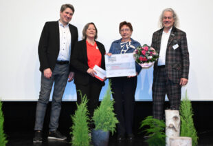 Auszeichnung auf dem Tourismustreffen (v.li.): Hombergs Bürgermeister Dr. Nico Ritz, Clusterleiterin Angela Eisenblätter, Heidrun Englisch vom Rotkäppchenland und Regionalmanager Markus Exner. Foto: N.N. | Regionalmanagement Nordhessen GmbH