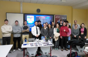 Schüler des Schwalmgymnasiums mit dem Dozenten und Polizeihauptkommissar Martin Stumpf (4.v.li.), Schulleiter Mario Cimiotti (hi.,re.), Katharina Eisenach (2.v.re.), Vorsitzende des Ehemaligenvereins, sowie Andreas Göbel (6.v.re.), zuständig für die Berufsorientierung am Schwalmgymnasium. Foto: N.N. | pm, Schwalmgymnasium