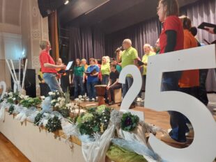 Der Chor Querbeet der Musikschule Schwalm-Eder unterhält die Leute im Saal mit schwungvollen Gesangseinlagen. Foto: Uwe Dittmer | Stadt Homberg (Efze)