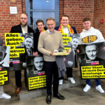 Einige Junge Liberale haben sich mit Wahlplakaten zum Gruppenbild mit FDP-Chef Christian Lindner versammelt. Foto: N.N. | Junge Liberale Kurhessen