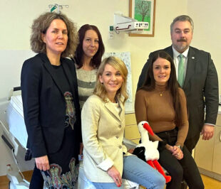 Treten gemeinsam für den Erhalt der Geburtshilfe am Standort Schwalmstadt ein (v.li.): Klinik-Geschäftsführerin Dr. Dagmar Federwisch, Chefärztin Miriam Schuchhardt, Wiebke Knell (FDP), Christin Ziegler (CDU) und Dominik Leyh (CDU). Foto: N.N. | FDP-Fraktion Hessen