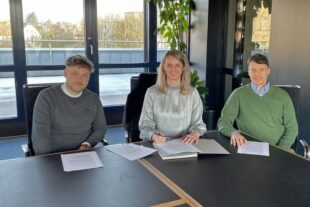 Bürgermeisterin Sina Massow und die beiden Investoren bei der Unterzeichnung der so genannten Anhandgabevereinbarung. Foto: N.N. | Stadt Gudensberg