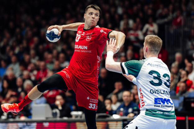 Die MT Melsungen ist optimal in die Rückrunde der DAIKIN Handball-Bundesliga gestartet. Gegen Frisch Auf! Göppingen gewann der Spitzenreiter am Samstagabend souverän 30:23 (20:12). Im Bild: MT-Rückraumspieler Aaron Mensing in Aktion. Foto: Alibek Käsler
