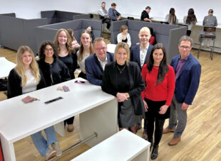 Von links: Schülervertretung Michelle Pfeifer, Didem Yüzer, Marisa Kurz, Stella Bernhardt, Landrat Winfried Becker, SV-Lehrerin Lora Perhar, Schulleiter Dirk von Sierakowsky, SV-Lehrerin Svea Fett und Stellv. Schulleiter Tobias Schmidt. Foto: N.N. | Kreisverwaltung Schwalm-Eder