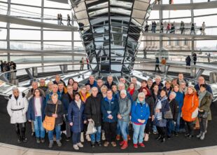 Erinnerungsfoto in der Kuppel des Reichstagsgebäudes. Foto: N.N. | Presse- und Informationsdienst der Bundesregierung
