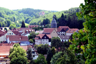 Blick auf Nentershausen mit der geschichtsträchtigen Tannenburg im Hintergrund. Foto: Schellenberger
