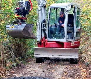 Ohne Maschinen geht es beim Burgbergwegebau nicht. Foto: Uwe Dittmer