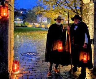 Die Stadtführer Frank Eberlein (li.) und Helmut Nipshagen geleiten ihre Gäste zu den dunkleren Seiten der Bartenwetzerstadt. Foto: Astrid Laabs | Tourismusgesellschaft Melsunger Land mbH