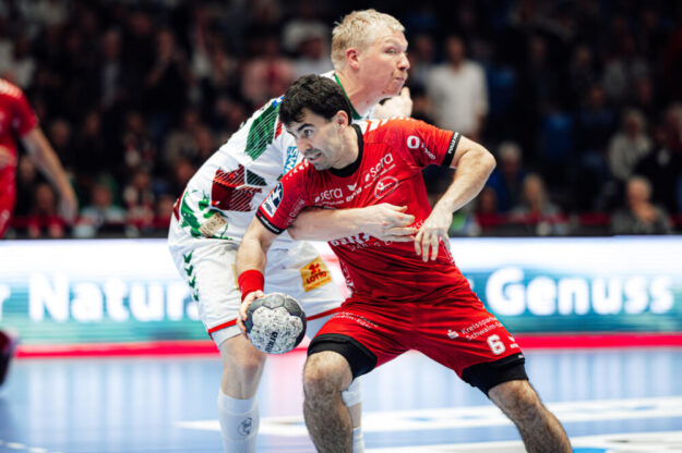 Die MT Melsungen ist zu Gast beim Deutschen Meister. Am Sonntag trifft der Spitzenreiter der DAIKIN Handball-Bundesliga auf den SC Magdeburg. Anwurf in der Getec-Arena ist um 15 Uhr. Zweikämpfe, wie im Bild zwischen mit MT-Spielmacher Erik Balenciaga und Magdeburgs Saugstrup sind zu erwarten. Foto: Alibek Käsler