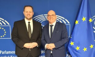 Staatssekretär Edgar Franke (re.) traf jüngst MdEP Engin Eroglu in Brüssel. Foto: N.N. | Bürger- & Europabüro Schwalmstadt