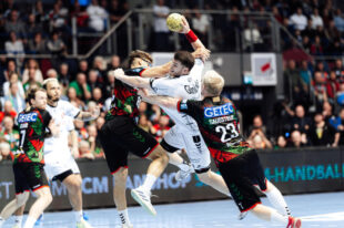 Die MT Melsungen hat beim Deutschen Meister eine knappe Niederlage hinnehmen müssen. Gegen den SC Magdeburg unterlagen die Nordhessen am Sonntag hauchdünn 28:29 (13:16). Hier eine Szene in der sich Elvar Örn Jonnson gegen Magnus Saugstrup (re.) und Antonio Serradilla behaupten muss. Foto: Alibek Käsler