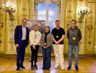 Der Landtagsabgeordnete Christoph Sippel (li.) mit den jungen Leuten vom Melsunger Jugendparlament im Musiksaal des Wiesbadener Stadtschlosses. Foto: N.N. | B90/Die Grünen