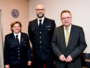 Von links: Kreisbrandinspektorin Tanja Dittmar, Kreisbrandmeister Frank Nuhn und Landrat Winfried Becker. Foto: N.N. | Kreisverwaltung Schwalm-Eder