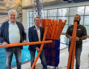 Von links: Helmut Balamagi vom Förderverein, Sparkassen-Regionalleiter Christian Arzt und und Europabadleiter Marco Faßbender mit den neuen Schwimmnudeln. Foto: N.N. | Förderverein Freibad