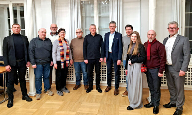 Gruppenbild mit Gästen (v.li.): Morschyns stellvertretender Bürgermeister Volodymyr Levkovych, Stadtrat Gerhard Reidt, Stadtrat Dieter Dötenbier, Stadträtin Margot Schick, Stadtrat Bernd Rösch, Morschyns Bürgermeister Ruslan Ilnytskyi, Bürgermeister Tobias Kreuter, Stadtrat Timo Beckmann, Dolmetscherin Mariia Levkovych, Ratssekretär Mykola Voievoda und erster Stadtrat Lothar Ditter. Foto: N.N. | Stadt Schwalmstadt