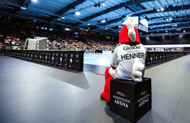 Für das Maskottchen Henner geht das klar: Die MT Melsungen wird im Verlauf der Rückrunde in der DAIKIN Handball-Bundesliga zwei Heimspiele in der Kasseler Nordhessen Arena austragen. Foto: Alibek Käsler