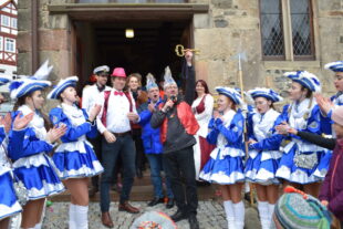 Das Rathaus ist erstürmt, der Schlüssel muss an die Narren übergeben werden. Foto: Uwe Dittmer