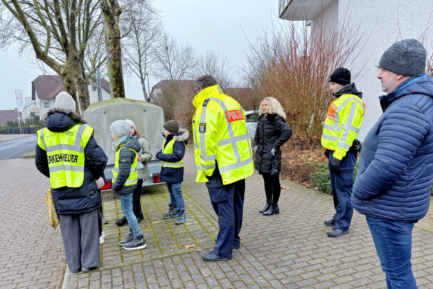 Gemeinsam mit den Kindern auf dem Schulweg offenbarten sich schnell die Stellen im Verkehrsraum, an denen Gefahren lauern. Foto: N.N. | Stadt Gudensberg