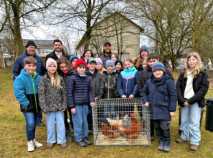 Gruppenbild bei der Übergabe der Hühner an der Hochlandschule in Gilserberg. Julian Klagholz | Kreisverwaltung Schwalm-Eder