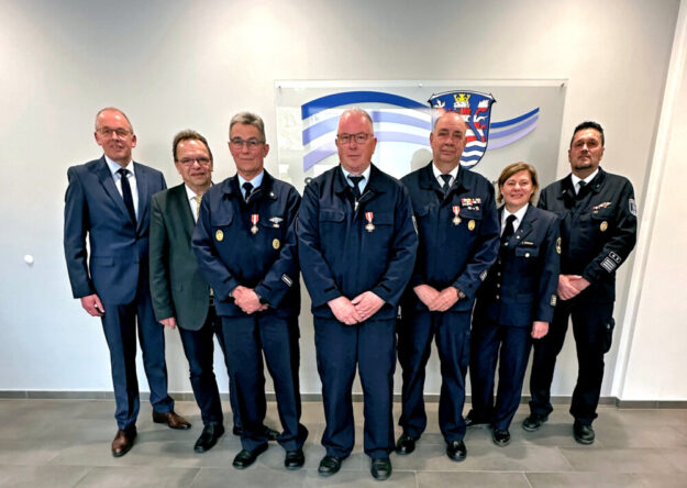 Verleihung der Brandschutzehrenzeichen der Sonderstufe für 50 Jahre aktiven Dienst in der Freiwilligen Feuerwehr (v.li.): Bürgermeister Claus Steinmetz, Landrat Winfried Becker, Reiner Pippert, Michael Lampe, Jürgen Fennel, Kreisbrandinspektorin Tanja Dittmar und Gemeindebrandinspektor Roland Grede. Foto: N.N. | Kreisverwaltung Schwalm-Eder