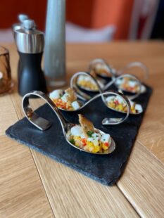 Solche Löffel regionaler Köstlichkeit bieten die Heimatfisch Genießerwochen in der vorösterlichen Fastenzeit. Foto: N.N. | Regionalmanagement Nordhessen GmbH